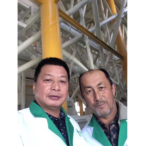 面粉機(jī)安裝完成與客戶合影