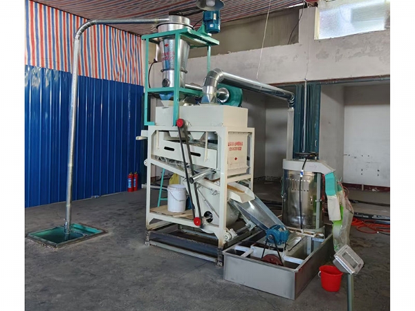 小型面粉機(jī)械加工的過(guò)程中是流水線(xiàn)式的，幾乎不需要人工的參與